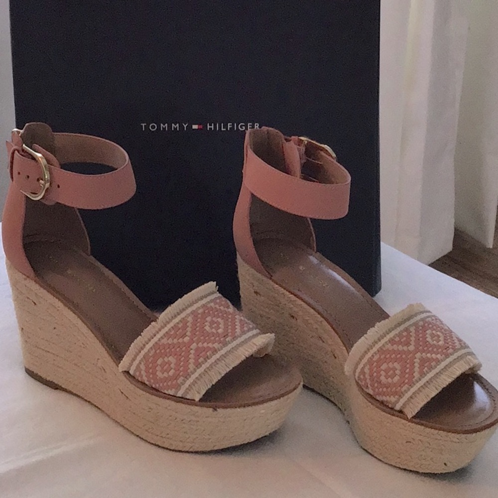 TOMMY HILFIGER SANDAL. 8M PINK. EXLT CONDITION.